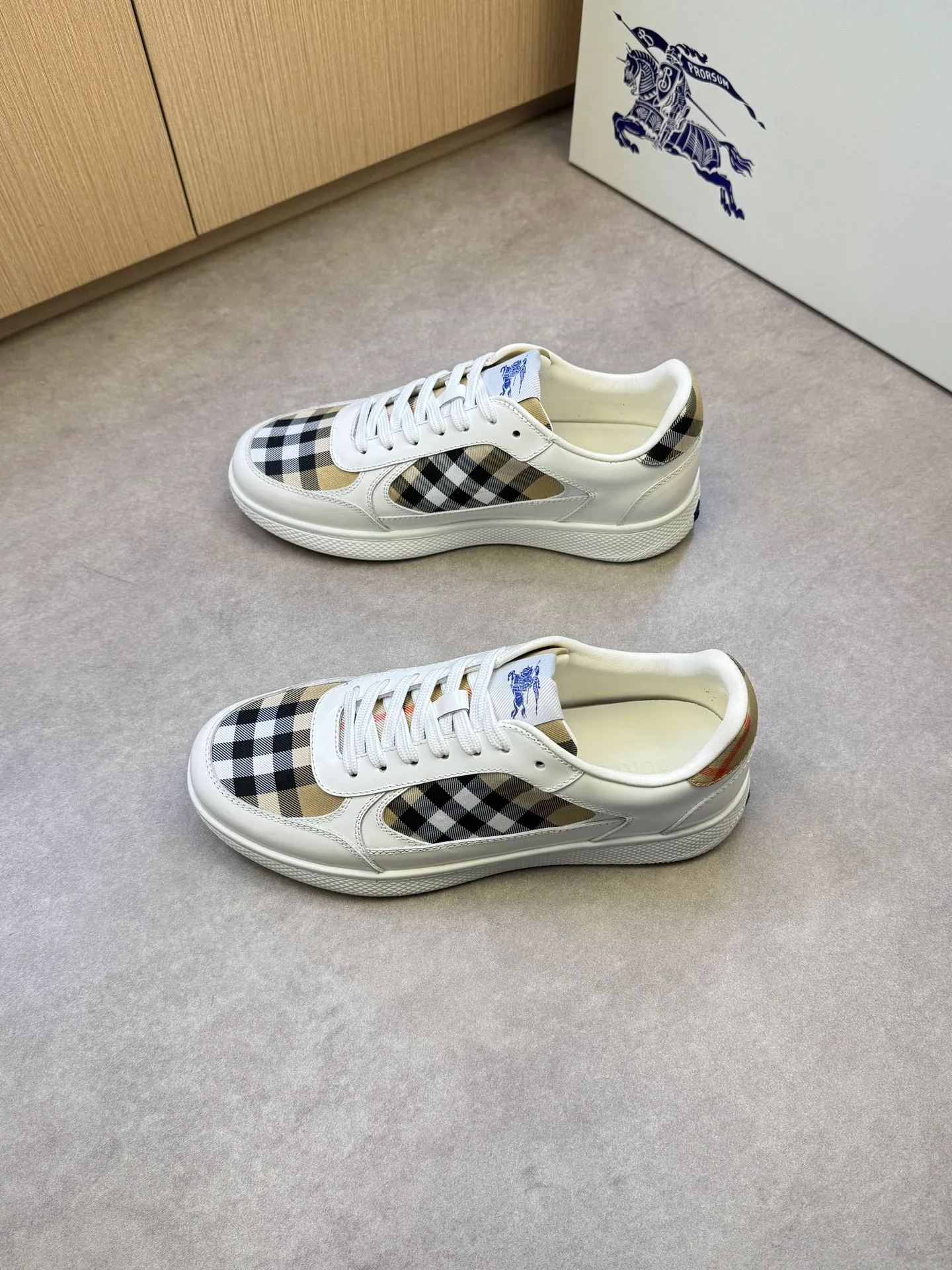 P400 [BURBERRY] Burberry casual sports sneakers - Upper: imported 🔝 open edge beaded calfskin, brand totem cloth, tongue brand cloth label - Inner: water-dyed cowhide - Outsole: ultra-light TPR rubber; two-color molded outsole - Super high quality control·Fine workmanship: highlighted (high-end, extravagance, grade) -Size: 38-44 (Male 45, can be customized)·BBR0372